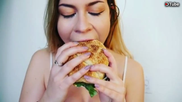 I eat a burger while trying to be sexy??? I don't even know what to do with  it.😍🍔 — Steemit