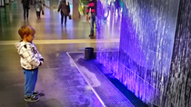 Mein Sohn und mein Mann geniessen den Springbrunnen im Bahnhof in Zürich