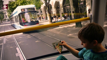 Mi hijo y mi esposo disfrutan de conducir con el tranvía en la Bahnhofstrasse en Zurich