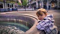 Moj sin i moj suprug uživaju pored fontane na Bahnhofstrasse u Cirihu