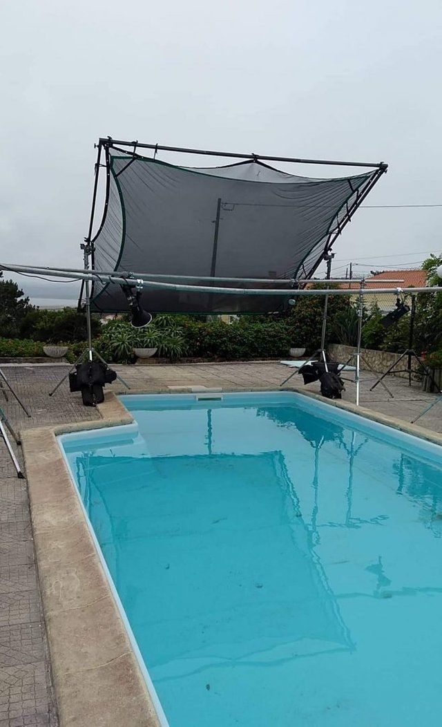 This is how the set was, the pool was crystal clear before we put the black cloth in it as you can see here.