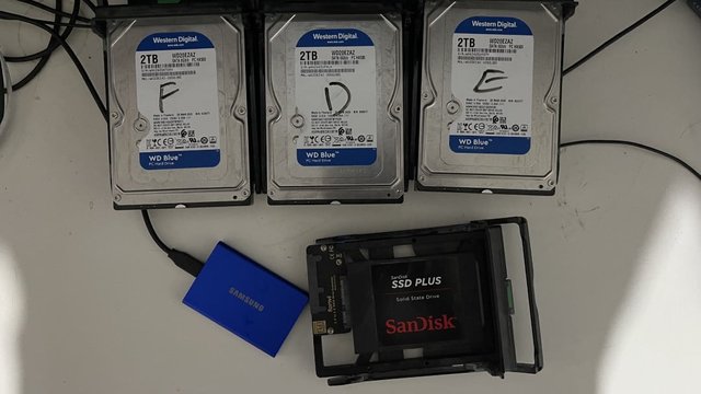 从HPZ800服务器上卸下来的硬盘: 三块西部数据2TB - 一个三星SSD 当C盘 还有一个1TB的移动三星SSD(买显示器的时候送的)