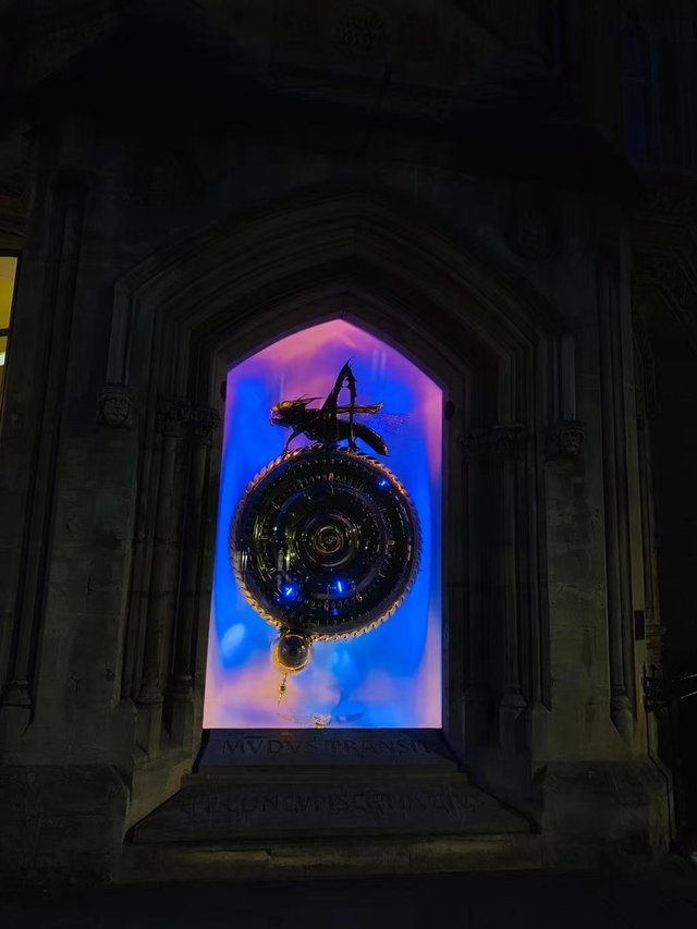 夜晚下的 ”剑桥科珀斯时钟“ The Corpus Clock at Night"