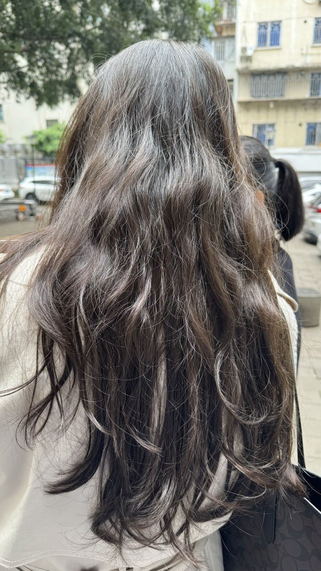 老婆在福州世欧广场弄的头发，老实说没啥区别，而且感觉有点黄有点干