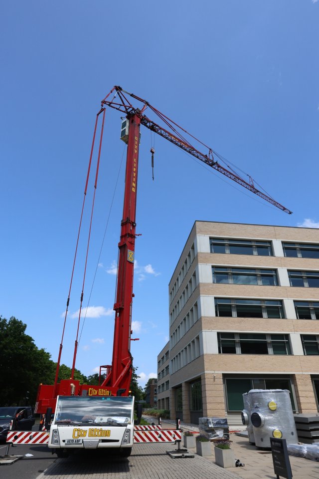 今天建筑这边有修建工作，所以得绕路走。