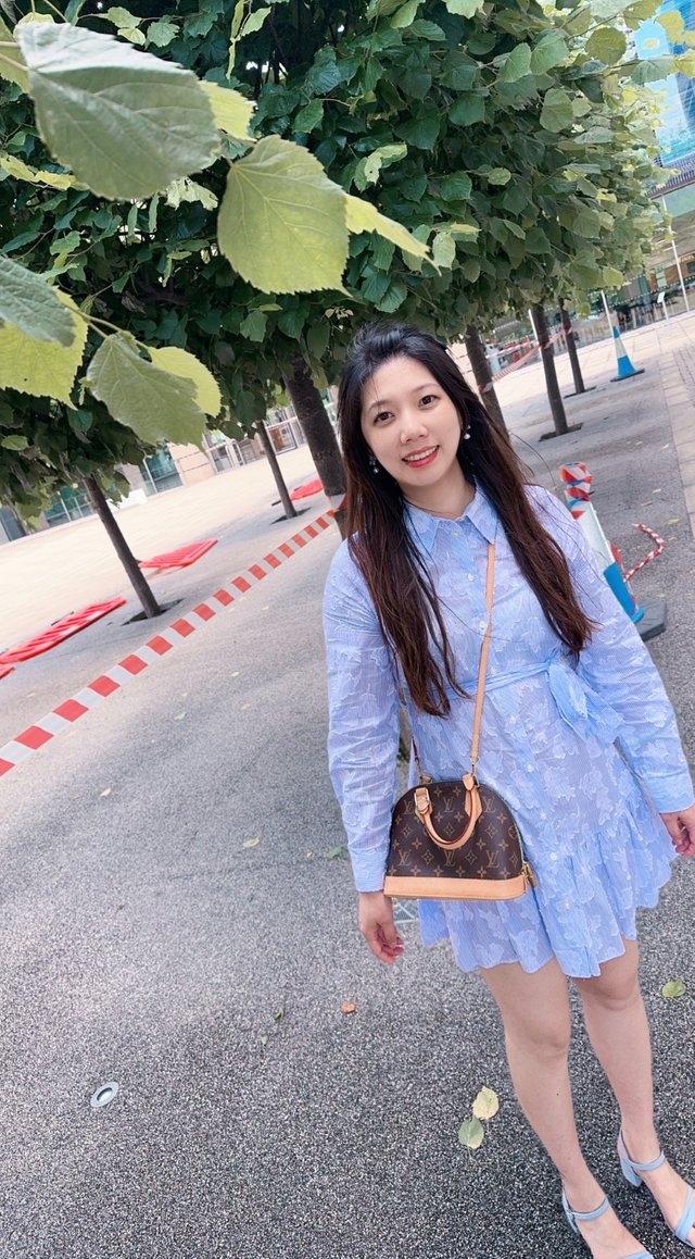 媳妇穿着高根鞋走了一路，她还戴隐型眼镜了，然后后来说这个派对都不配她戴隐型眼镜。