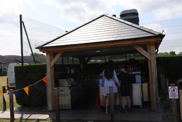 免费点喝的，有个牌子上写着： Free Bar 10:00 to 14:00 没有热饮/咖啡