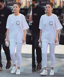 ways to style a white shirt .Big white shirt on white pants + white sneakers to match 