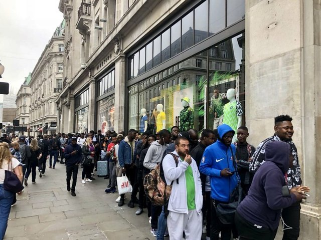 Fila en Nike Town Londres para adquirir el jersey de Nigeria