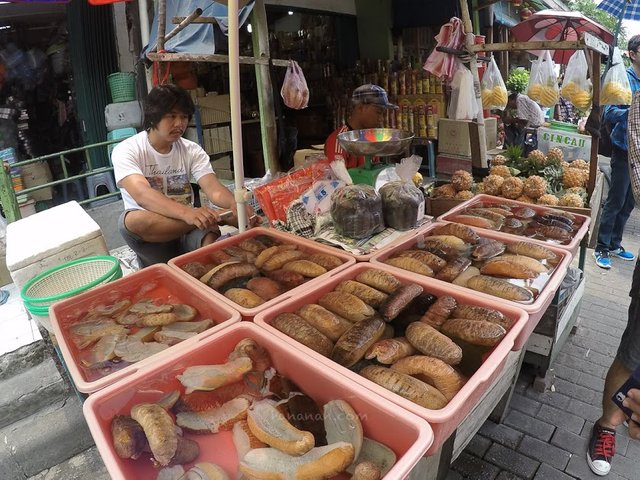 Salah satu barang dagangan di Petak Sembilan.