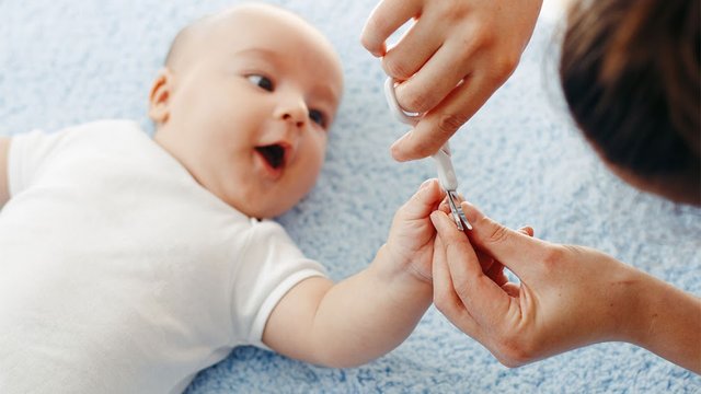kapan bayi boleh dipotong kukunya