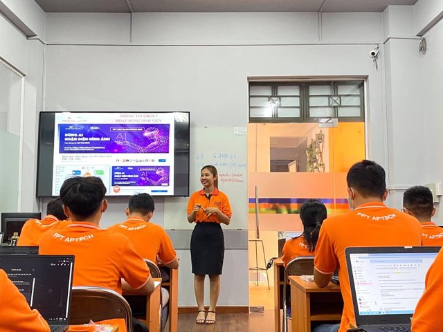 Học viên FPT Aptech Hà Nội đang trình bày về đồ án sau học kiến thức