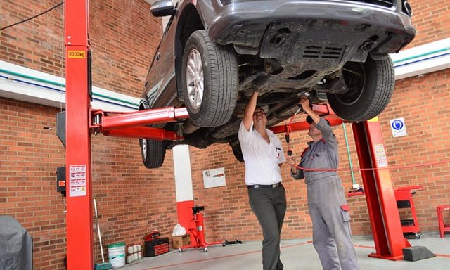 What Does a Mechanic Do — ServiceMyCar