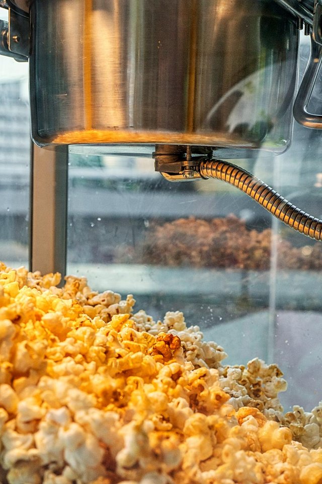 pop corn in machine