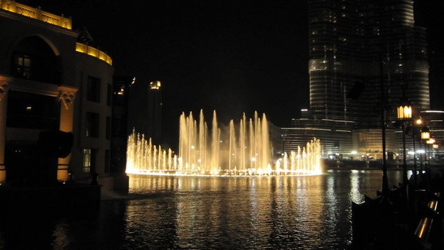famous fountain in dubai