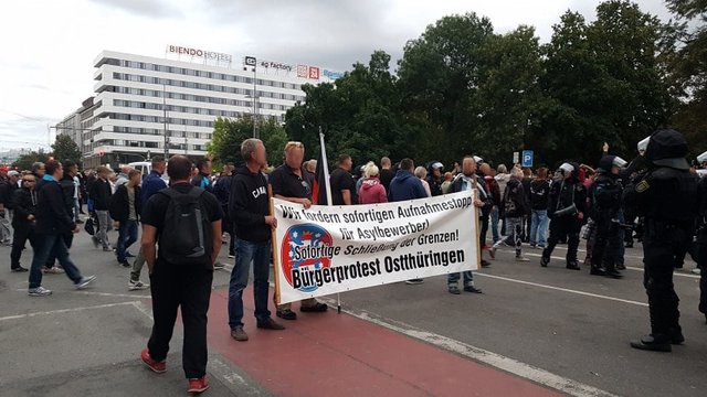 Demonstranten am Abend des 27.August in Chemnitz