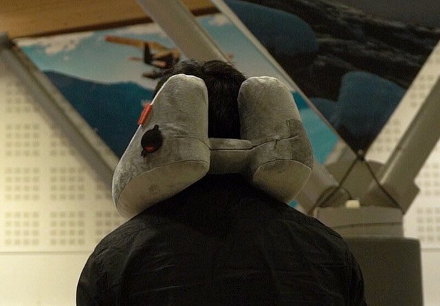 MANTA SLEEP TRAVEL PILLOW REVIEW ONE TECH TRAVELLER BEHIND