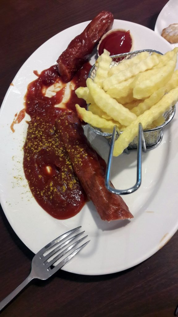 Currywurst mit Pommes