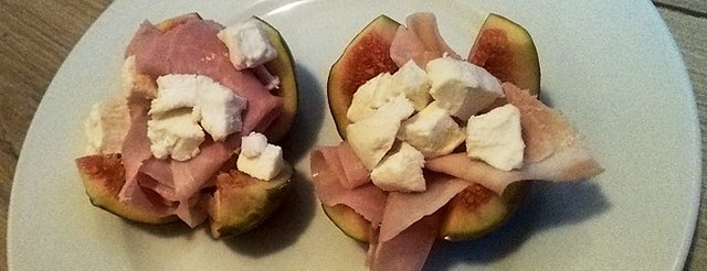Figs with ham and goats cheese