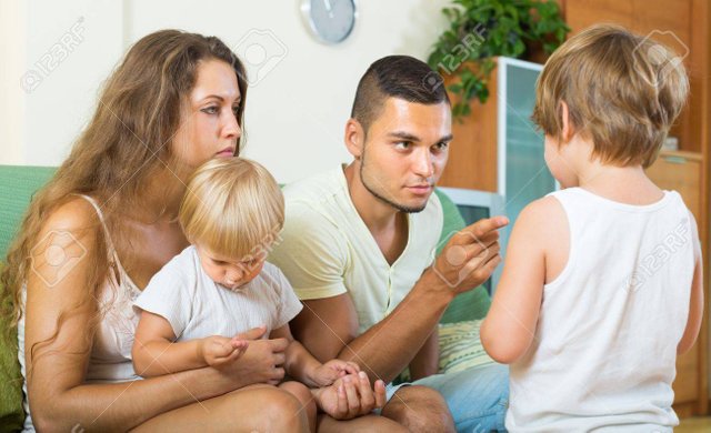 Resultado de imagen para reprendiendo alos niÃ±os