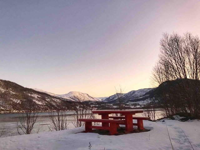 reise-zum-nordkapp-rote-Sitzgruppe