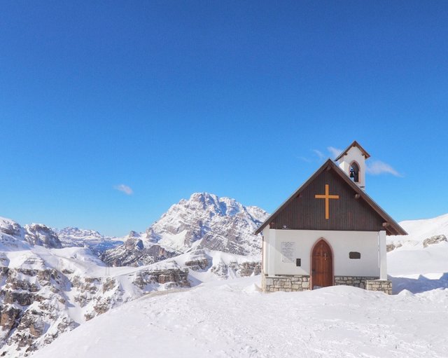 3-Zinnen-Tre-Cima-Di-lavaredo-dolomiti-winter-schneeschuhtour-buchen-rebeccaontheroof-kapelle-2- Cappella degli Alpini