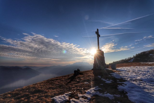 Ausblick-Betonkreuz-Berge-Lago-Maggiore-Schweiz-rebeccaontheroof