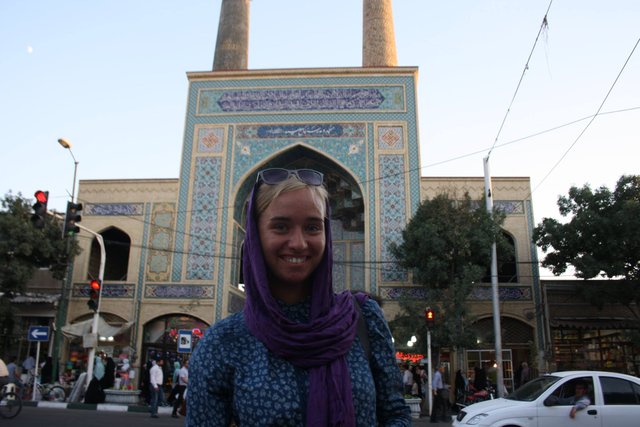 The mosque of Zanjan on the second day of our stay in Iran. Zanjan is famous for its ancient history and its old Bazaar, which is arguably the longest bazaar in Iran. It was super easy to find a couchsurfing hostess there. It took us no more than a few minutes. Her name was Farrah and she was a middle-aged old school traveler, living in the center of Zanjan with her father. There was another couchsurfer too. He was Chinese and he came all the way to Iran by bike. What a guy... It's amazing, isn't it?