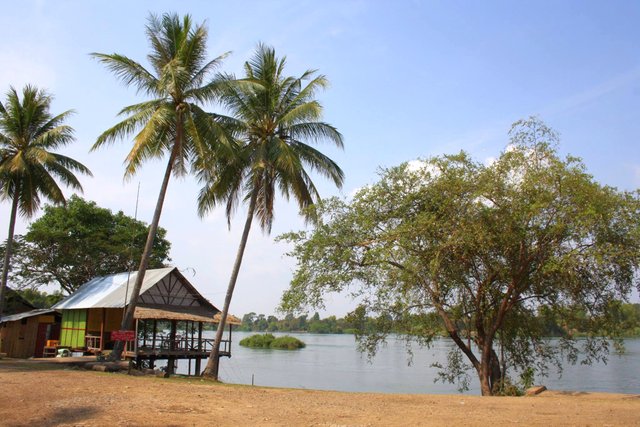 Despite the fact Laos is a country with no coastline at all, it has more than 4000 beautiful islands, which are located in the middle of the Mekong river.