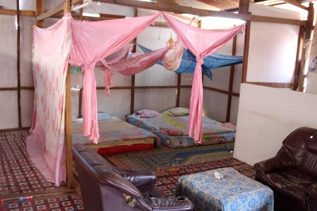 Mama Pap hostel offered us a double bed in the attic for 2.5$. We thought,- "Why not?"