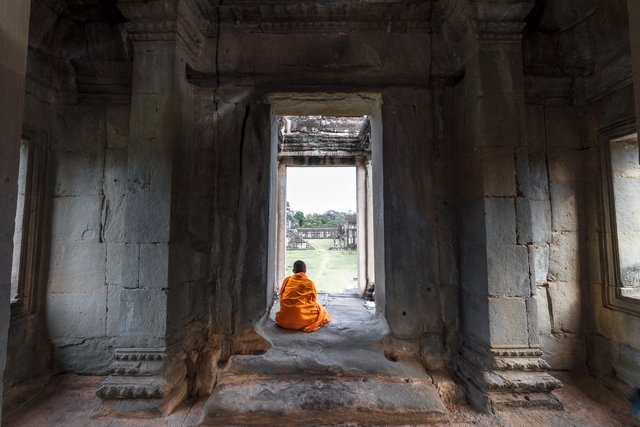 Watching the tourists at Angkor Wat