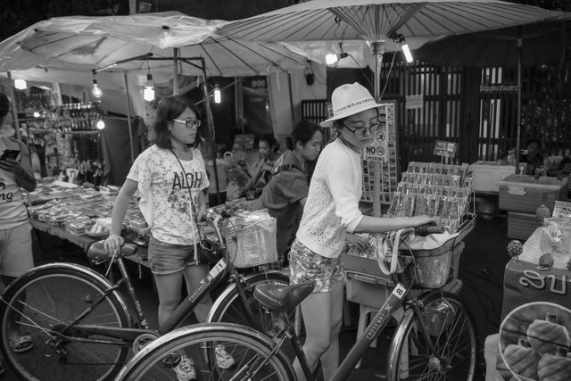 1 chiang mai walking market bnw 7.jpg