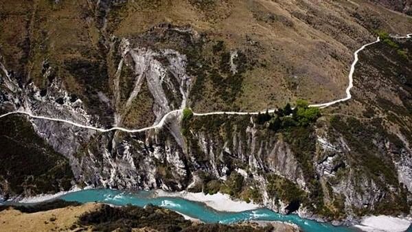 Skippers-Canyon-Road-in-New-Zealand.jpg