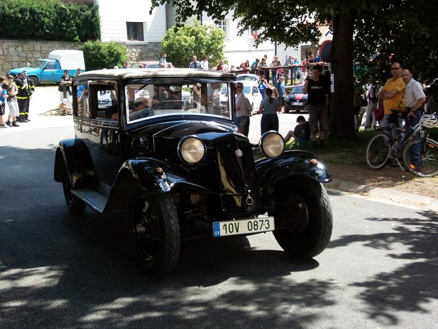 Autoveteráni Plzeň-Bolevec u startu 13.jpg