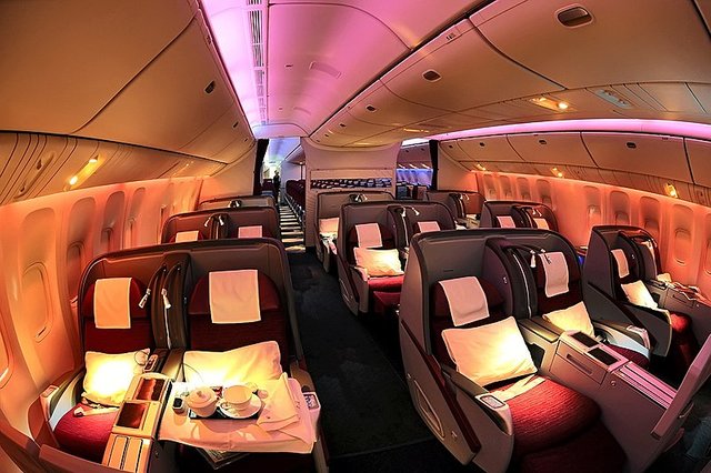 800px-Qatar_Airways_Boeing_777-200LR_Business_Class_cabin_Beltyukov.jpg