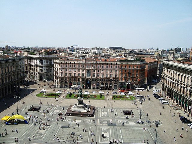 800px-Piazza_Duomo_(Milan)_E1.jpg