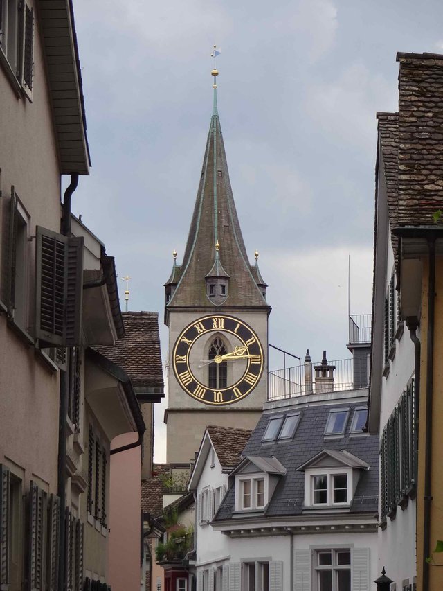 Zurich-St-Peterskirche.jpg