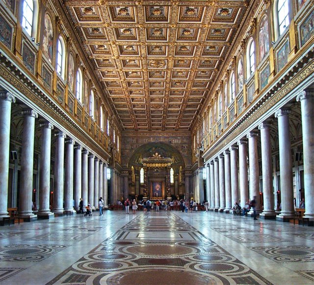 Santa-Maria-Maggiore-kilisesinin-içi.jpg