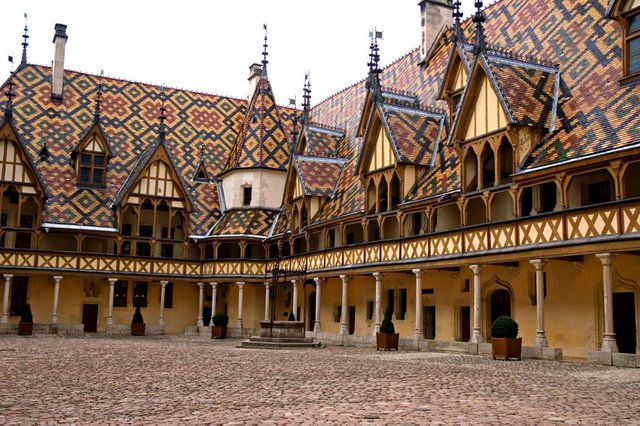 Hotel_Dieu_Beaune_3.jpg