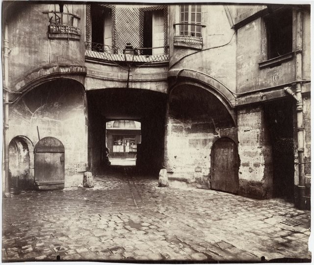 La_cour_du_Dragon_Paris_VIe_par_Eugène_Atget_1913.jpg