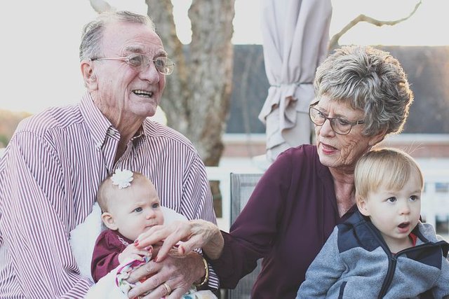 grandparents-1969824__480.jpg