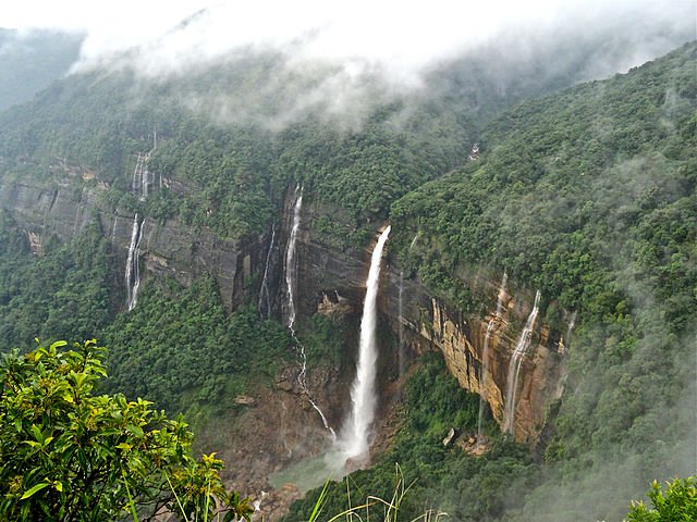 Nohkalikai_Falls_Cherrapunji.JPG