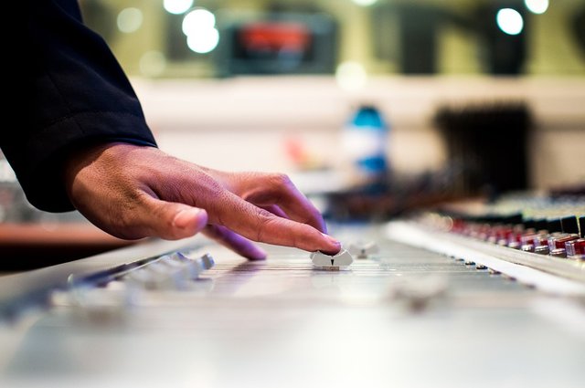 mixing-desk-351478_960_720.jpg