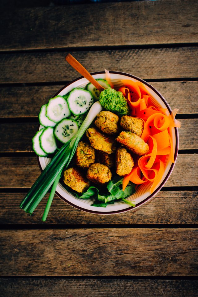 foodiesfeed.com_vegan-falafel-with-fresh-vegetables.jpg