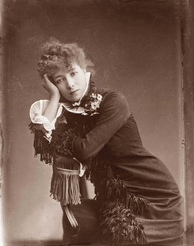 Félix Nadar - Sarah Bernhardt3.jpg
