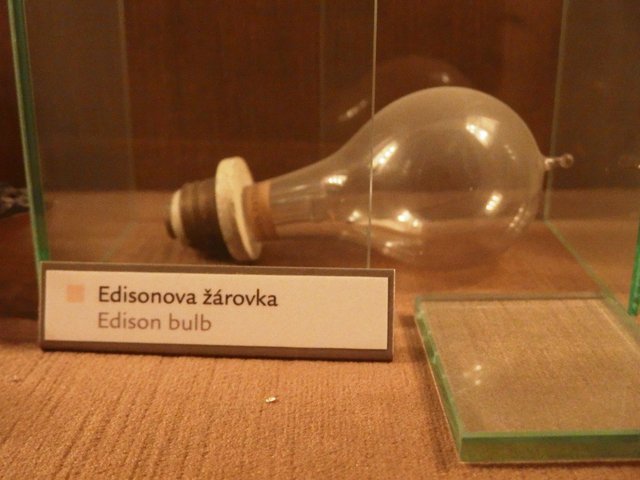 Brno,_Mahenovo_divadlo,_Edison,_žárovka.JPG