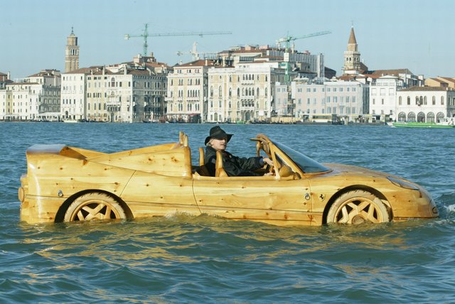 Livio-with-his-wooden-Ferrari-F50-seen-in-Venice (1).jpg