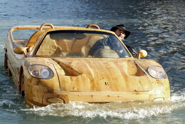 Livio-with-his-wooden-Ferrari-F50-seen-in-Venice.jpg