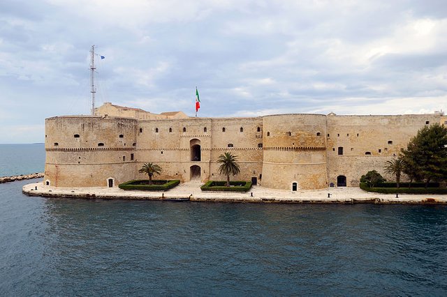 Castello_Aragonese_(Taranto)_2015.jpg