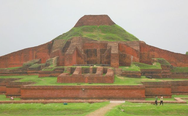 1200px-Somapura_Mahavihara_(পাহাড়পুর_বৌদ্ধ_বিহার).jpg